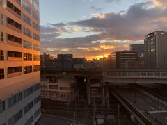 ホテルのお部屋からの風景です。
東向きなので朝日と、仙台駅発着の新幹線も見えました。