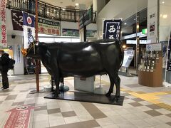 米沢乗換えで少し時間があったのでここでもお土産屋さんを見たり。
改札外に大きな米沢牛もいました♪