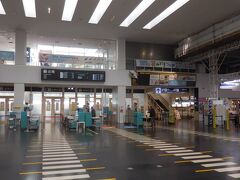 　神戸空港は初めて。発着便が少ないためとても静か。