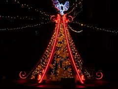 「ハリー・ポッター」魔法ワールドからの贈り物をテーマにしたクリスマスツリー