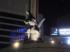ゴジラ像。
ライトアップされていて、夜は迫力があります。