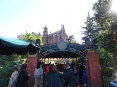 ホーンテッドマンション
案内では25分待ち。12時30分に並んで12時55分にアトラクション利用。