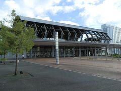 　JR高知駅です。デザイン性の高い建物のように感じました。