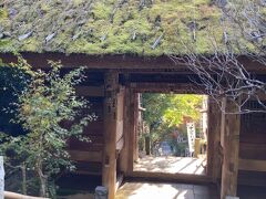 報国寺から徒歩で杉本寺に来ました。
結構な階段を登りました。
鎌倉最古のお寺
茅葺屋根です。