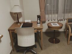 ホテルの部屋は小さな机といすもついていたので荷物整理に使う
