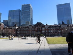 東京駅丸の内側は写真撮影の人たちがたくさん。