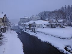 ゆっくり赤倉の湯を堪能した後、バスの時間まで温泉街を散策。とは言え、雪深く、外を歩いている人は疎らである。結局、地元の人に3人出会っただけで、観光客の姿はまったく無かった。橋の上からは、先ほど入った三之亟も見えた。赤倉温泉は、すべての宿が自家源泉を持っているそうである。いつか、泊りがけで来てみたい。