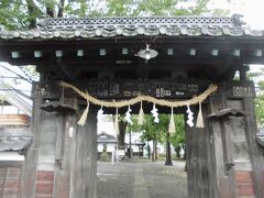 そうすると松本神社が見えてきます。松本城とは道一つ隔てた場所にあります。
