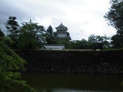 そうして松本城が見える位置にまでやってきました。
