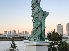 アクアシティの海側には自由の女神。

パリにある自由の女神が一時的にここに移設されていたことがあるそうです。

これでNY、パリ、東京、３つの自由の女神を見ました。
東京が最後かい（笑）