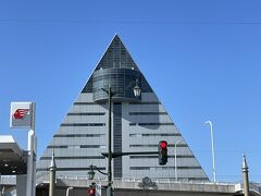 ピラミッド型の不思議な建物は青森県物産館のアスパム。

県産品のお土産やアップルパイのお店パムパムなどが入っています。