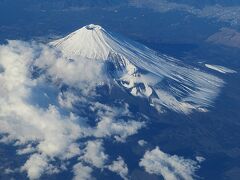 1 富士
少し雲がジャマですが、初めて富士山の空撮に成功。