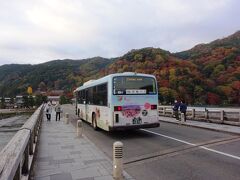 渡月橋を渡る京都バス