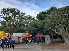 「冨崎観音堂」に到着しました。昨晩、ネットで「石垣島 初詣」と検索して調べた通り、出店が出ていて既に人が沢山いました。