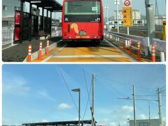 ちょうどJR気仙沼線BRTが来ました。赤岩港駅。
元の電車の線路跡をバスが走っています。一般の車が入れぬように？遮断機がBRT側に付いています。