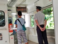 湯野上温泉駅から次の駅、塔のへつりへ移動した。
会津鉄道員が鉄オタ少年につきっきりでいろいろ教えていた。