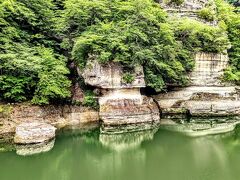塔のへつりは阿賀川の流れや風化により100万年かけて浸食され形成された断崖だ。