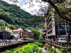 東山温泉は谷あいに位置しているが、向瀧周辺が温泉街らしい風情を醸し出している。温泉街をゆっくり散策するのであればこのあたりであろう。