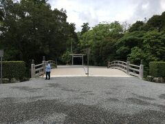 近鉄名古屋から約90分で伊勢市駅に到着。
津駅と松坂駅と比べると目を疑うほど駅前が発展していて驚きました。
伊勢市駅から徒歩10分未満で外宮の入口に到着。
外宮には天照大御神のお食事を司る神が祀られています。