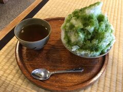 なので、外宮前まで戻って赤福のカフェに入りました。
あんこ餅はお土産として購入することにしていたので、お店ならではのかき氷を頼みました。
お土産でもらった赤福では勿体無くてできませんが、カフェなら気軽に楽しめるのでおすすめです。