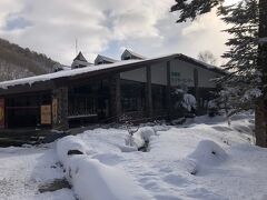 ここ、ここ！
しらかば平駅と鍋平高原駅の間にある「神宝乃湯」。
新穂高ビジターセンターの中にあります。
みんなここを素通りするらしく、かなり穴場らしい！
こちらは湯けむり手形対象外なので、６００円を支払い入浴。
露天風呂しかありません。洗い場もなし。
かじかんだ手足が、生き返る～・・・
ありがたいことに、貸し切りでした！
最初は熱く感じましたが、それは身体が冷えていたからかな？すぐに慣れました。
わたし好みの硫黄泉・・・＾＾
相方さんはシルバーの指輪も一緒に入浴してしまい、変色して悲しんでいました＾＾；
皆さんもお気をつけ下さい！
（しかし！この夜変色した指輪がピッカピカに！！）
