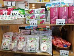 つがる市の「道の駅　もりた」。
お土産品売り場には、やっぱりりんごを使ったお菓子がずらり。
