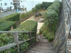帰りがけに、湯河原駅前の京風庭園「ポケットパーク」へ立ち寄りました。狭い階段を下ったところにあります。