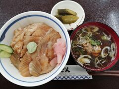 わんど内の「食堂　どん」の、ヒラメ漬け丼1300円。
大きなヒラメの切り身が、ごはんの上にたっぷり。
漬け丼以上にあら汁がおいしかったものの、いかめんちには負けるかな。