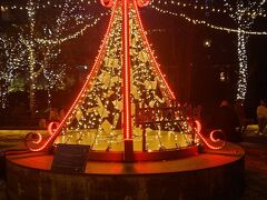 エシレのすぐ裏、三菱一号館美術館前の広場のクリスマスツリー。
結構な人がいました。