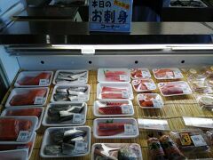 外ヶ浜町の、道の駅っぽい「蟹田駅前市場　ウェル蟹」。
初めて見たお菓子「むーもんせんべい」は、アオピス・キクイモ・ヤーコン使用だそう。
で、お刺身コーナーの「28サメ」って何？？