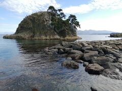きれいな水の海水浴場がある、義経海浜公園で休憩。
源義経が無事に北海道に渡れるように、かぶとを海神にささげたというかぶと岩。
波の音も聞こえないほど静かな岩場は、カモメの休憩所になっていました。