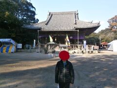  次は美浜町の野間にある大御堂寺にやってきました。ここには平治の乱で敗れた源義朝のお墓があります。