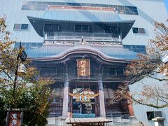 お次は、阿蘇神社へ。

地震による災害復旧で、神社が建屋に囲まれてました。

でも、神社の姿は建屋に印刷されていました。