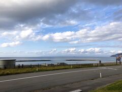 帰りに道の駅「こどまり（ポントマリ）」に立ち寄りました．駐車場から見た日本海です．