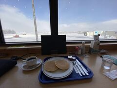 　朝ごはんも食べずに、でも、札幌でたっぷり食べるため、軽めに空港レストランでブランチ。