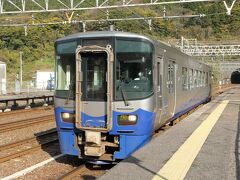 名立駅はJRではなく、えちごトキめき鉄道日本海ひすいラインという第三セクターの駅である。
なので「西なびグリーンパス」での乗車はできない。
名立→糸魚川の料金は550円。
この一両編成の列車で糸魚川まで行き、そこから北陸新幹線で最後の訪問地金沢へ向かう。