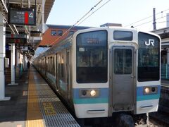 　笹子峠を越えて大月駅で電車は一休み。富士急行に乗り換えたお客さんがいなくなって車内は静かになりました。新宿発の特急を待避して甲州から信濃を巡ります。