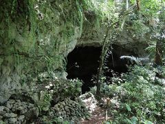＜ヤジヤーガマ遺跡＞島最大の鍾乳洞に入ってみます（写真が入口）。