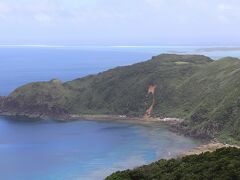 比屋定（ひやじょう）バンタ（写真）は高さ200mの断崖が２kmほど続いている景勝地です。 「バンタ」は方言で断崖を意味します。海に伸びていくサンゴ礁と「はての浜」が遠望できました。