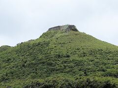 宇江城（写真）は久米島のみならず、沖縄県下で最も高い所にあった天空の城です。レンタルバイクで登ります。標高310ｍ、久米島の最高地点に位置し15世紀に築城されました。