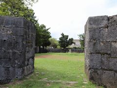 仲里蔵元（写真・県指定史跡）は琉球王朝時代、役所が置かれた場所です。何度か建て替えられ、最後の建物は1924年、村役場が比嘉へ移転する前解体されたようです。敷地はゲートボール場になっていました。