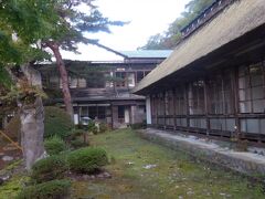 　菊水館は平成３０年に惜しまれながら宿泊営業を終了し、現在は博物館「昔ギャラリー・茅」になっていた。