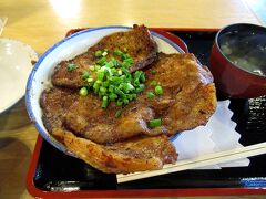 お昼時だったので、秩父名物の豚みそ丼を食べることにしました。市内の豚みそ丼のお店はコロナ禍で休業していましたが、長瀞の名店「有隣」さんは営業されていました。厚みのある豚肉ですが、柔らかくて食べやすかったです。みそダレの染み具合もちょうどよく、美味しかった！