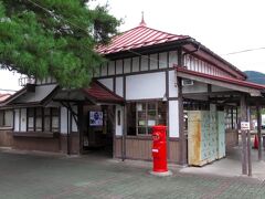 寄居から秩父鉄道に乗り換えて長瀞駅までやってきました。秩父鉄道を代表する観光地なので、いつも賑わいを見せる駅ですが、朝早い時間なので誰もいません。