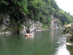 長瀞岩畳までやってきました。コロナ禍でありますが、商店街はコロナ前と変わらないほどの観光客でした。前にも一度訪れたことがありますが、美しい渓谷と長瀞下りの船は、本当に絵になる光景です。