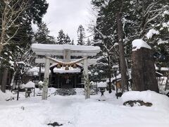 民俗館の入り口横には、神社がありました。
しっかりお参り！

バスの時間まで、アルプス街道平湯にてお土産を物色。
「Happy Hot Route」モニタープランの特産品もゲット。飛騨牛カレーをいただきました。
３０００円以上買うと、パン屋さんのCOSTAコーヒーが無料でもらえるキャンペーン中？で、ラッキー！
カフェオレ美味しかった♪

バスに乗って、高山駅へ。
濃飛バスは、ICカードが使えません。
大きいお金しか持っていなかったお客さんがいたのですが、運転手さんが「どなたか両替できる方いらっしゃいませんか？」と呼びかけてくださり、乗客の皆さん自分のお財布を確認。
両替できる方がいらっしゃって良かった～。
両替してもらったお客さんも皆さんにお礼を言っておりていかれました。
このやりとりも、すごくほっこりしました。
運転手さんの感じの良さがポイントだと思う！