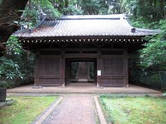 西側の少し離れ、森に囲まれたところに武蔵国分寺の薬師堂が建っています。仁王門は1751～63年の建立で、入母屋造の八脚門です。