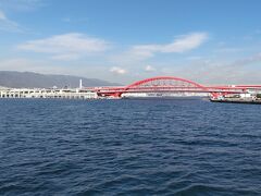 ポートアイランドへ渡る赤い橋は神戸大橋。ダブルデッキのアーチが美しい。