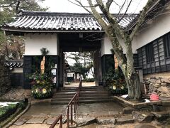 松江城の門に門松が立っている。