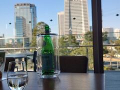 年末年始休暇初日。中華街には行ったばかりだけど、また中華街にあるホテルに予約を入れた。14時チェックインだけど、１４時からしか車停められないと書いてあったのでどうしようかなと考えつつ、昼過ぎに我が家を出発する。
年末という事もあり、いつも行っているラクシスフロントにあるレストランに行って、あいさつがてらランチにすることにした。
事前に電話をして、席があることを確認してから言ったけど、ほぼ満席だった。わざわざ開けてくれたのなら申し訳なかった。

